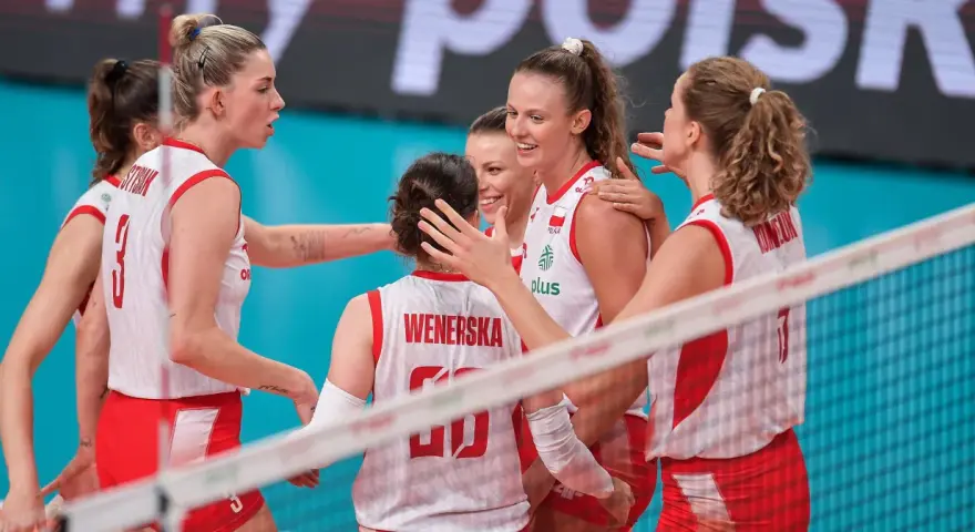 Siatkarki reprezentacji Polski świętują zwycięstwo. Uśmiechnięte zawodniczki w biało-czerwonych strojach otaczają się nawzajem.
