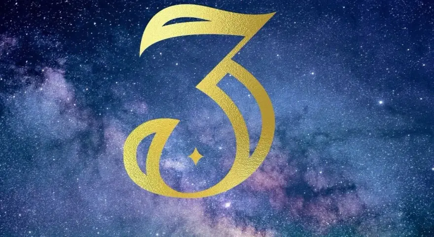 Złota cyfra 3 na tle gwieździstego nieba. Symbolizuje 3 rok numerologiczny, czas kreatywności i ekspresji.