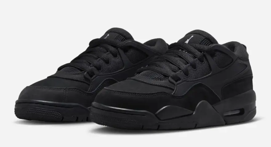 Scarpe Nike J4 completamente nere, con tomaia in pelle scamosciata e mesh, perfette per un look audace.