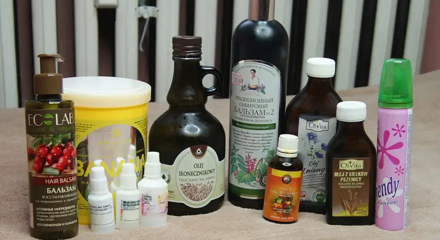 Kolekcja kosmetyków, w tym balsam do włosów i olejki, które pomogą w pielęgnacji kręconych włosów.
