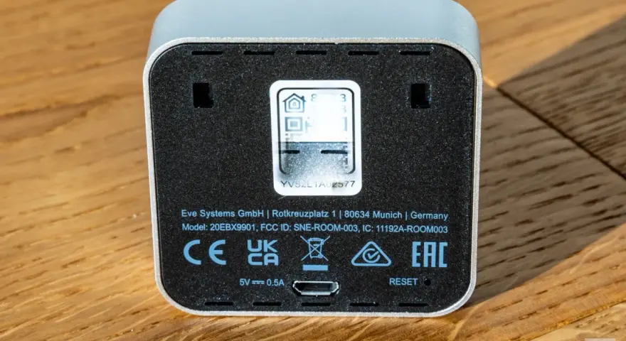 Rückseite eines Eve Systems Geräts mit QR-Code und Reset-Knopf. Modell SNE-ROOM-003.