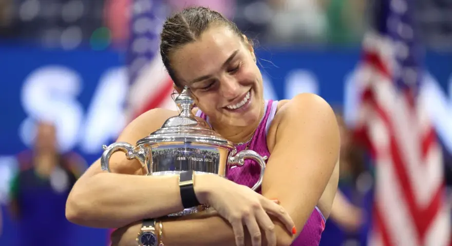 Sabalenka abraza su trofeo, un símbolo de sus logros en los Grand Slams.