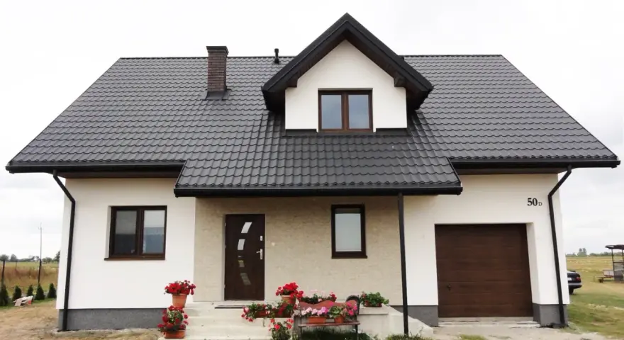 Jaki kolor elewacji do czarnego dachu i brązowych okien, aby uniknąć błędów?