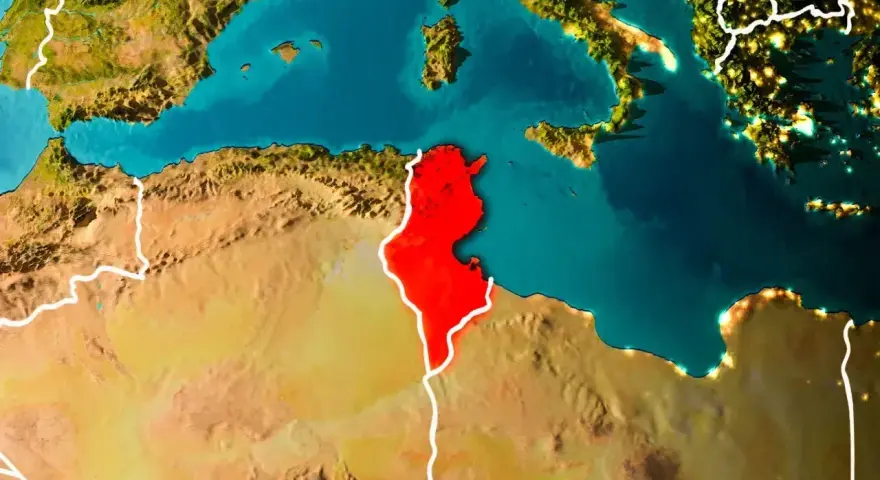 Mapa świata z zaznaczoną na czerwono Tunezją. Widoczna Europa, Morze Śródziemne i północna Afryka. Gdzie jest Tunezja? Tutaj!