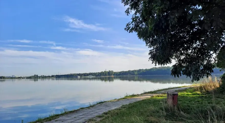 Ścieżka nad spokojnym zalewem zemborzyckim, idealna na spacer. Zastanawiasz się, ile km dookoła?