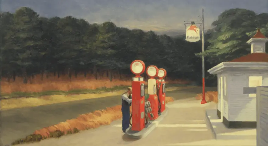 Une station-service isolée, typique des Edward Hopper paintings, avec un homme faisant le plein. L'atmosphère est calme, presque mélancolique.