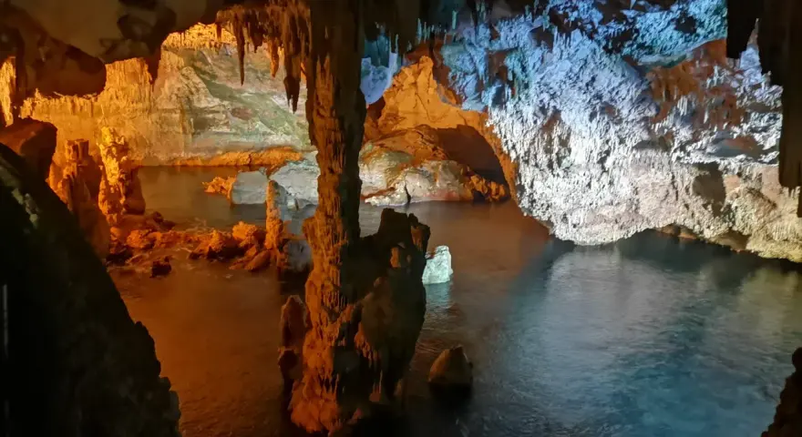 Grotta di Nettuno: un'esperienza magica per chi cerca cosa fare ad Alghero, con stalattiti e stalagmiti illuminate da luci suggestive.