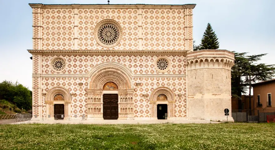 Basilica di Collemaggio, un gioiello da scoprire. Ecco cosa vedere a L'Aquila in un giorno, tra arte e storia.