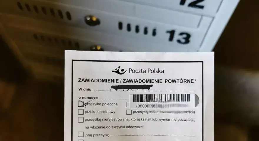 Jak wygląda awizo sądowe: formularz Poczty Polskiej z zaznaczoną przesyłką poleconą i miejscem na dane.