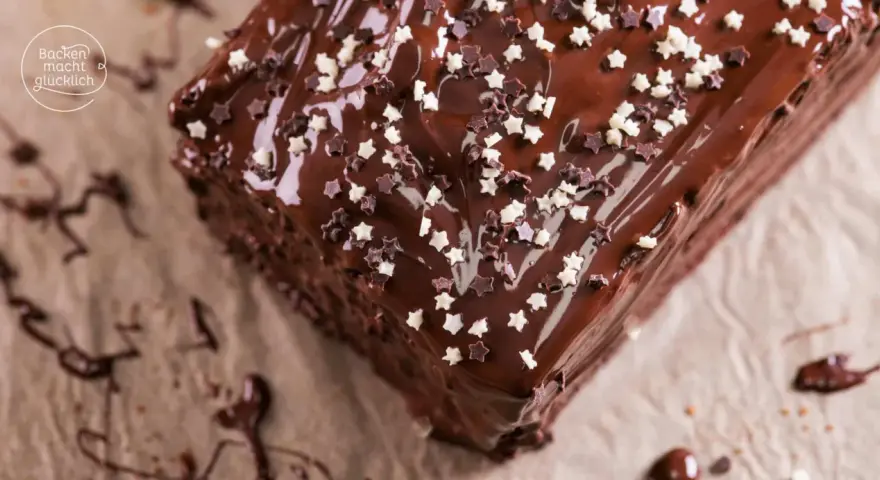 Omas Schokokuchen in Kastenform, glasiert und mit Sternchen verziert. Ein süßer Genuss, der Kindheitserinnerungen weckt.