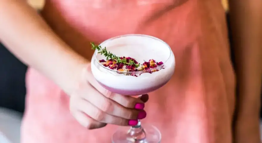 Elegancki koktajl z Gordon's gin, pianką, płatkami róż i gałązką tymianku. Idealny na letnie wieczory.
