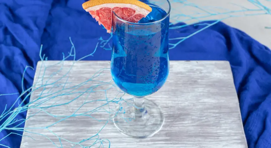 Niebieski gin: Z czym pić? Odkryj przepisy i magiczny efekt koloru