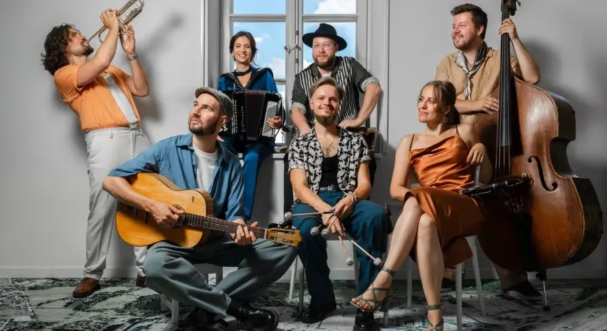 Warszawska Orkiestra Sentymentalna: siedmioro muzyków z trąbką, gitarą, akordeonem, kontrabasem i perkusjonaliami.