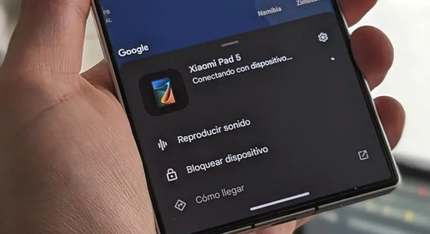 Pantalla de móvil Android mostrando opciones para localizar móvil Android Google: reproducir sonido, bloquear dispositivo y cómo llegar.
