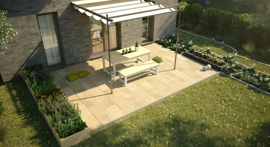 Moderne garten terrasse ideen: helle Steinplatten, Pergola mit Sonnensegel, Holztisch mit Bänken, grüne Beete und Rasen.