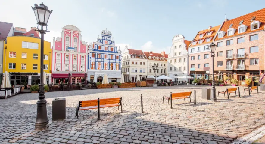 Kolorowe kamienice na Rynku Siennym w Szczecinie. Idealne miejsce na weekendowe atrakcje, z ławeczkami i kawiarniami.
