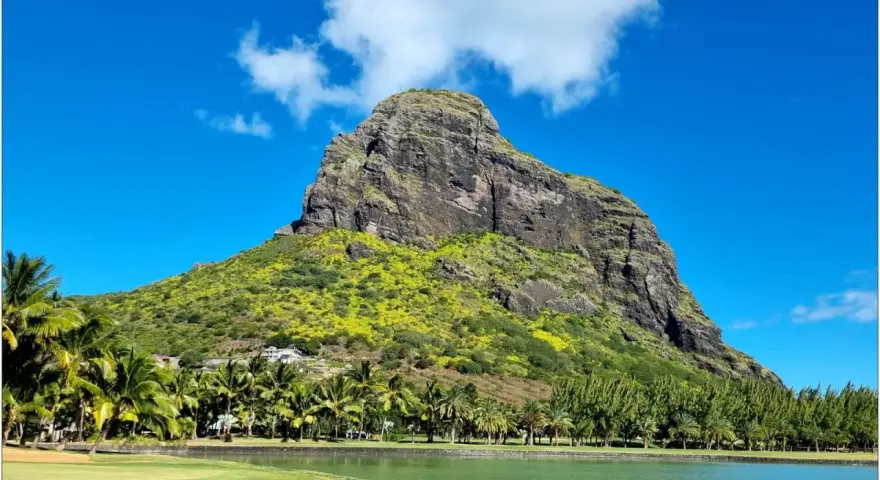 Mauritius pogoda marzec: majestatyczna góra porośnięta zielenią, palmy, jezioro i błękitne niebo.