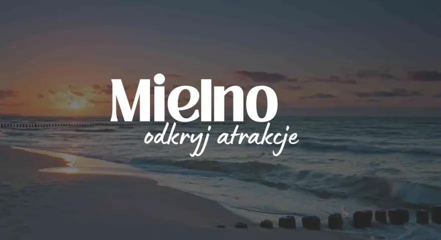 Zachód słońca nad morzem w Mielnie z tekstem "Mielno odkryj atrakcje".