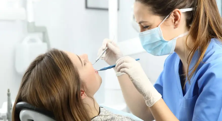 Ból zęba: 20 przyczyn, od próchnicy po serce. Kiedy do dentysty?