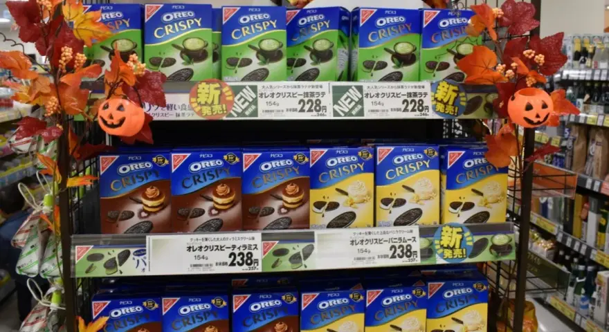 Szukasz pomysłów, co przywieźć z Japonii do jedzenia? Na półkach sklepowych kuszą Oreo Crispy o smakach matcha latte, tiramisu i wanilii.