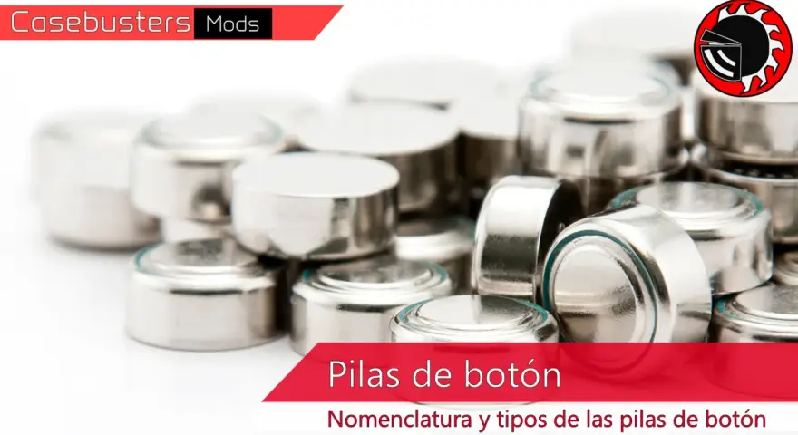 Montón de pilas botón plateadas, mostrando sus diferentes tipos y nomenclatura.
