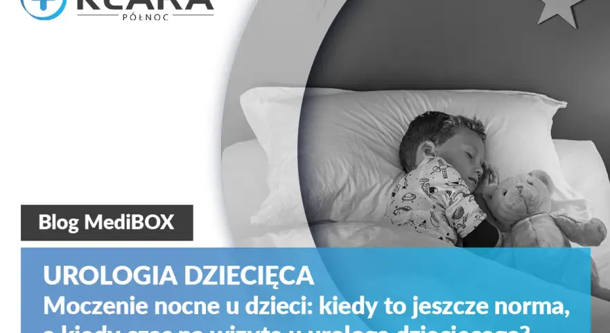 Chłopiec śpi z misiem. Czy pocenie się dziecka podczas snu jest powodem do niepokoju? Artykuł o moczeniu nocnym u dzieci.