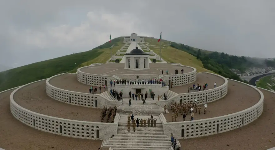 Monumento ai caduti sul Monte Grappa, Prima Guerra Mondiale. Una banda militare suona mentre soldati rendono omaggio.