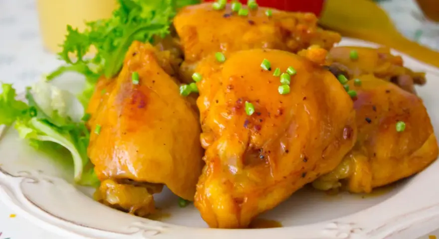 Sabrosas piezas de pollo glaseado, perfectas para tus recetas con pollo. Servido con lechuga fresca y adornado con cebollino.
