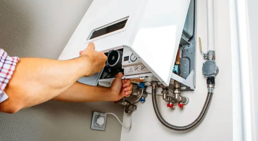 Tecnico che controlla un scaldabagno a gas. Speriamo non faccia il botto!