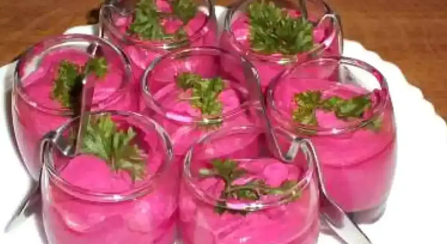 Six verrines de mousse de betterave, garnies de persil frais, prêtes à être dégustées.