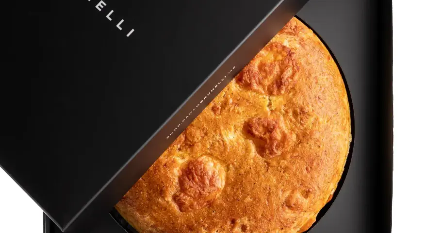 Pizza al formaggio veloce, dorata e fragrante, appena sfornata e pronta per essere gustata.