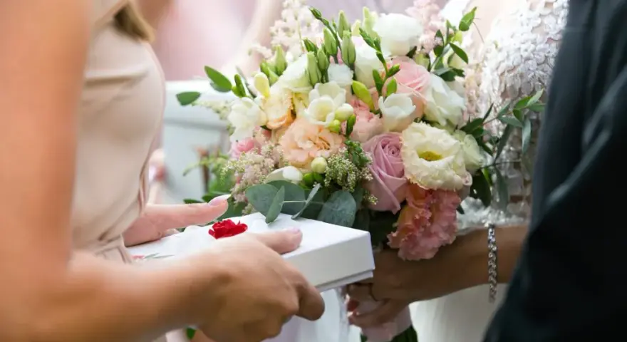 Ile się daje na wesele w Anglii? Odkryj typowe kwoty prezentów