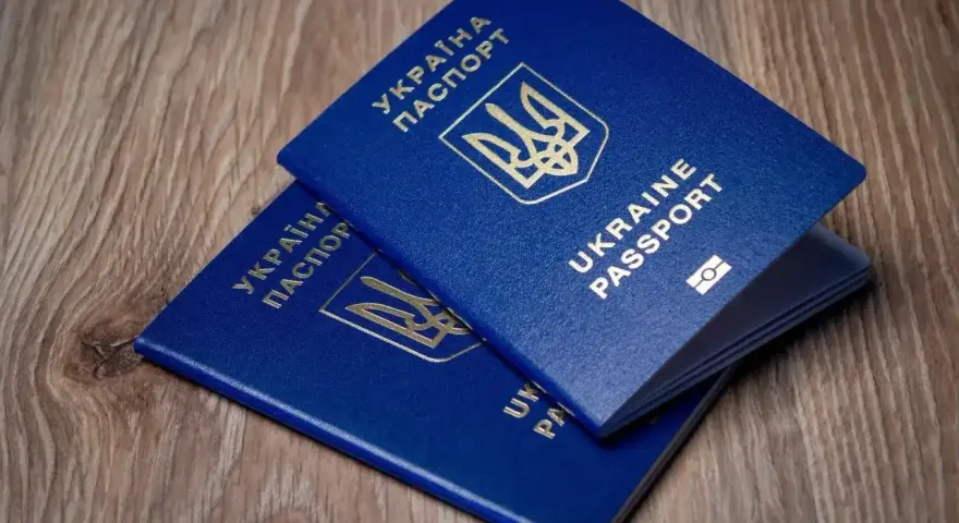 Dwa niebieskie paszporty Ukrainy leżą na drewnianym tle. Czy do Turcji potrzebny jest paszport? Tak, do podróży do Turcji potrzebny jest paszport.