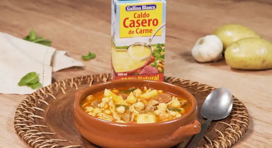 Un reconfortante rancho canario, un guiso casero con garbanzos, patatas y carne, listo para disfrutar.