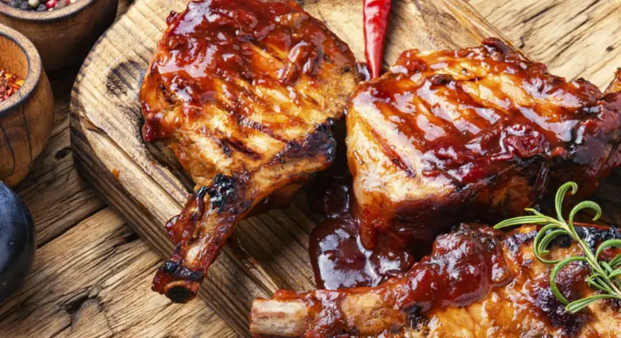 Côtes de porc grillées, nappées d'une sauce barbecue savoureuse. Un délice pour les amateurs de marinade côte de porc.