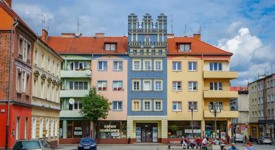 Kolorowe kamienice przy placu, z charakterystyczną niebieską fasadą. To urokliwe brzeg atrakcje, idealne na spacer.
