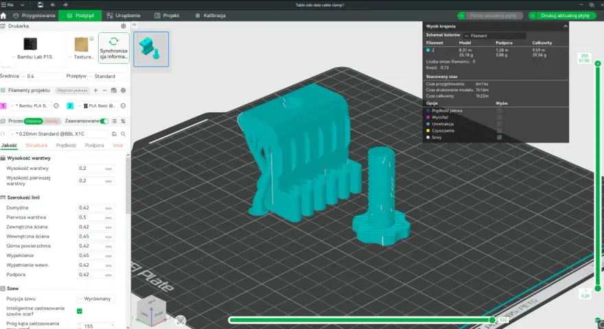 Widok interfejsu programu do przygotowania modeli do druku 3D. Na ekranie widać trójwymiarowe modele silnika i śruby, gotowe do druku. Po lewej stronie znajdują się ustawienia jakości i parametrów druku, a po prawej podsumowanie projektu, w tym szacowa...