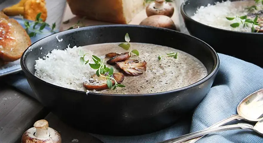 Krämig svampsoppa med riven ost och champinjoner, perfekt som förrätt eller lätt lunch. Ett enkelt fisksoppa recept att prova!
