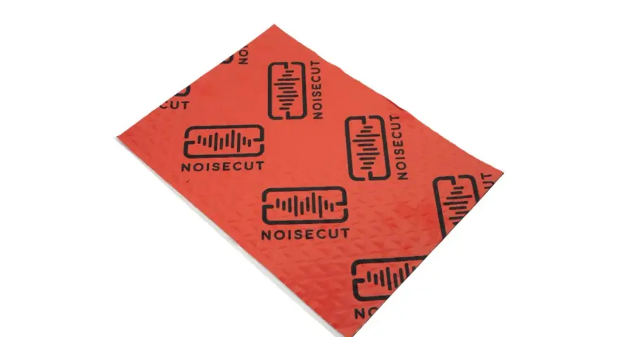 Czerwona mata wygłuszająca z logo "NOISECUT" i symbolem fali dźwiękowej. Idealna, by dowiedzieć się, jak wygłuszyć drzwi.