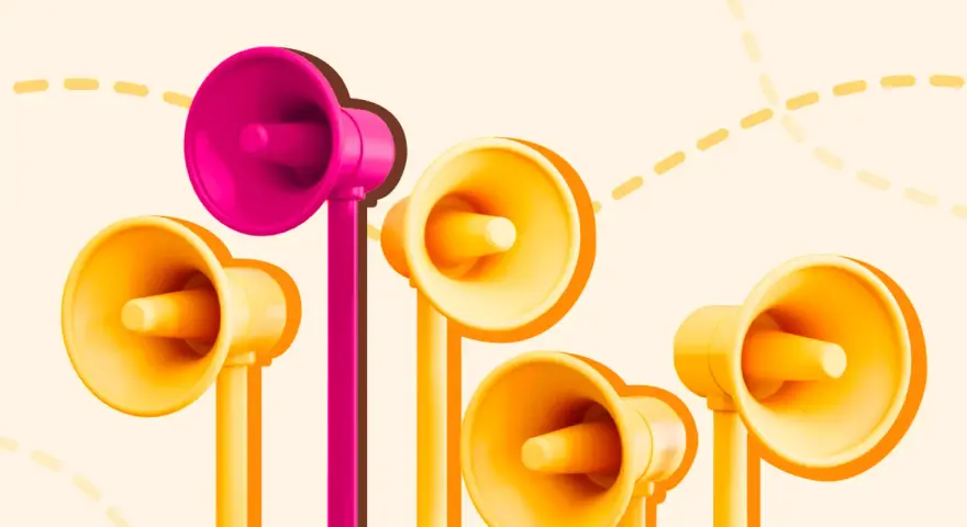 Megafoni colorati, uno rosa acceso e gli altri gialli, che sembrano annunciare i migliori corsi di comunicazione.