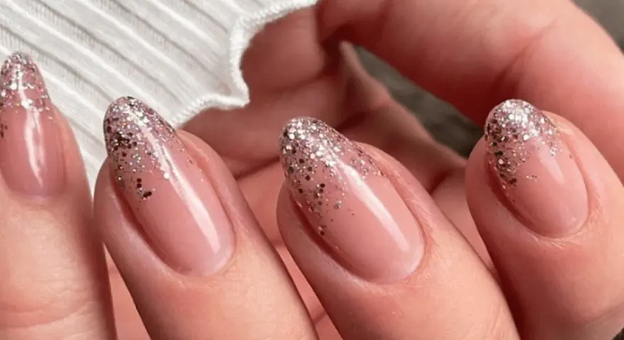 Weiße Glitzernägel: Designs, Tipps & der perfekte Glitzer-Look