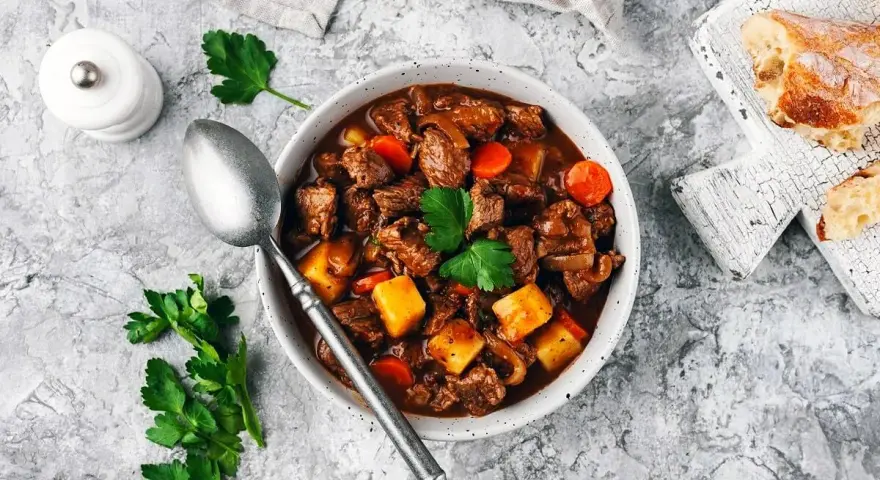En mustig gryta med mört kött, potatis och morötter, perfekt till ett glas vin till boeuf bourguignon.