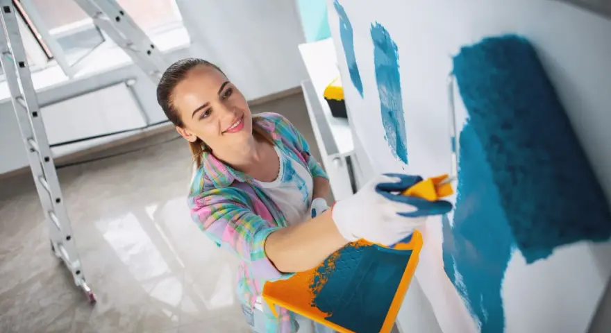 Ile farby na mieszkanie 50 m²? Obliczamy idealną ilość