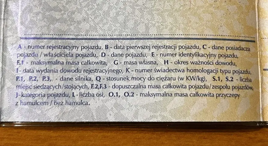 Fragment dowodu rejestracyjnego z danymi pojazdu, w tym pole F.1 - maksymalna masa całkowita.