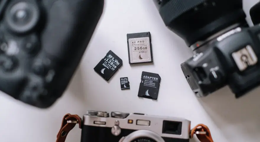 Karta CFexpress 256GB, karty SD i adapter. Gotowość do pracy z aparatami.