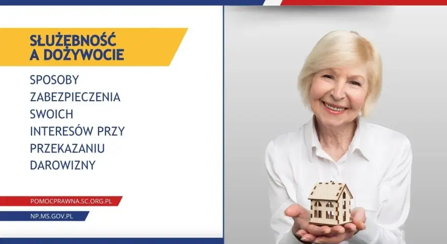 Uśmiechnięta starsza pani trzyma w dłoniach model domu, symbolizując bezpieczne przepisanie mieszkania na dziecko.