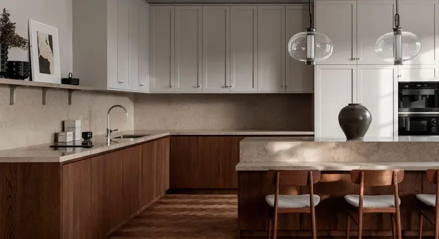 Cocina moderna con muebles inferiores de madera oscura y superiores blancos. Los colores de muebles de cocina crean un contraste elegante.