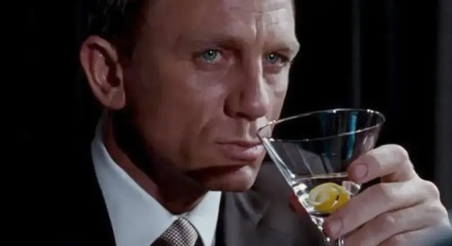 James Bond z niebieskimi oczami i drinkiem w dłoni. Czy martini wstrząśnięte czy zmieszane?
