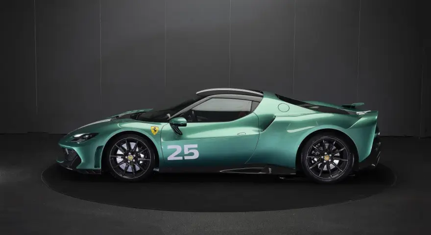 Zielony Ferrari 296 z numerem 25 na drzwiach, prezentowany na czarnym tle.