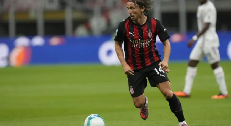 Jugador del AC Milan con el balón, en partido contra el Lecce.